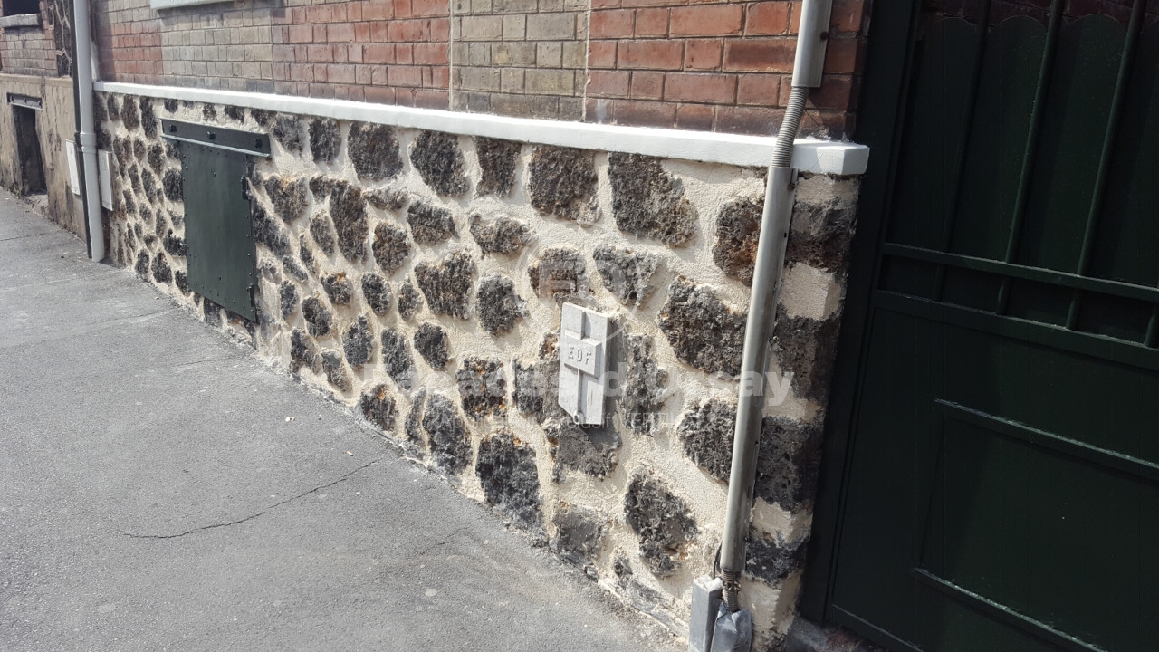 Façades d'Orsay mur de pierre avec croix