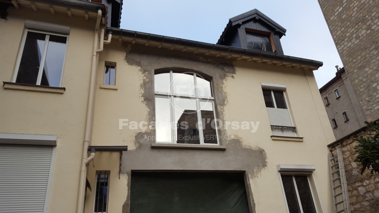 Façades d'Orsay bâtiment jaune fenêtres